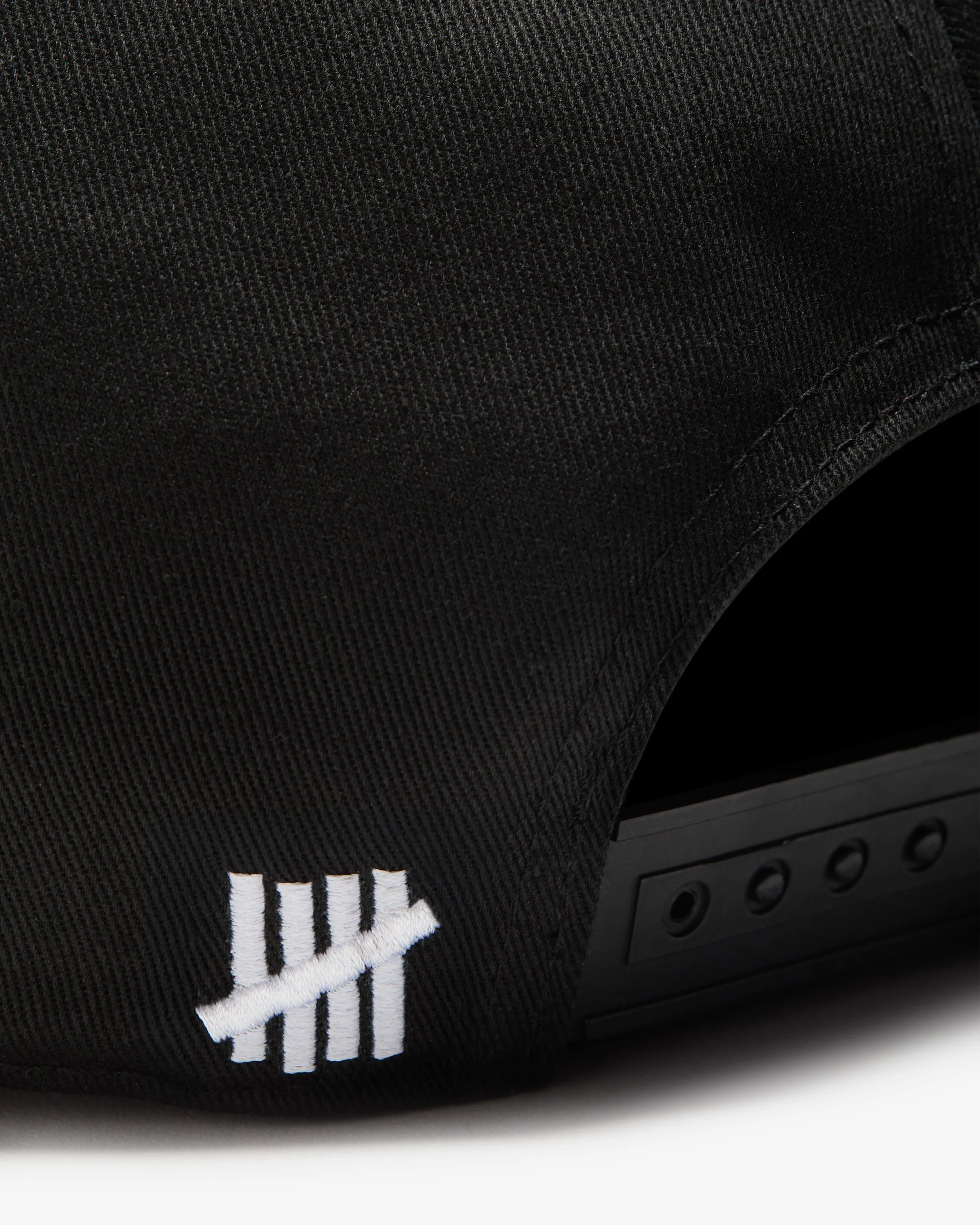 UNDEFEATED UND ATHLETICS SNAPBACK - BLACK